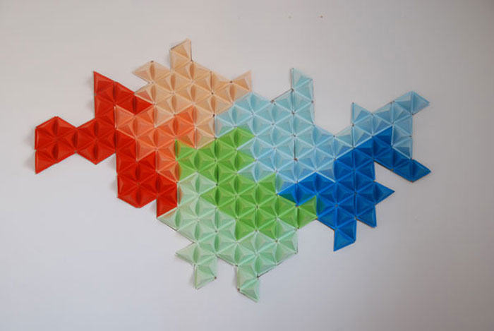 Design mural, Installation de triangles en 3D, papier, volume et assemblage, commande in situ chez un particulier à Paris et à l'exposition du Krill, Onet le château, Rodez, 2013, Laure Devenelle