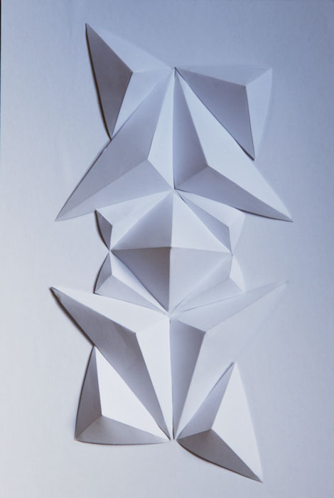 Tableau/Sculpture, fresque murale encadrée, figures géométriques, assemblage d'Origami en volume, papier blanc, Exposition Cité de la mode et du Design, Paris, 2014, Laure Devenelle