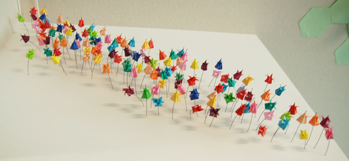 Installation origami papier 3D, champ de tulipes miniatures, papier coloré, Origami, tiges, Exposition Cité de la Mode et du Design, Paris, 2014, Laure Devenelle