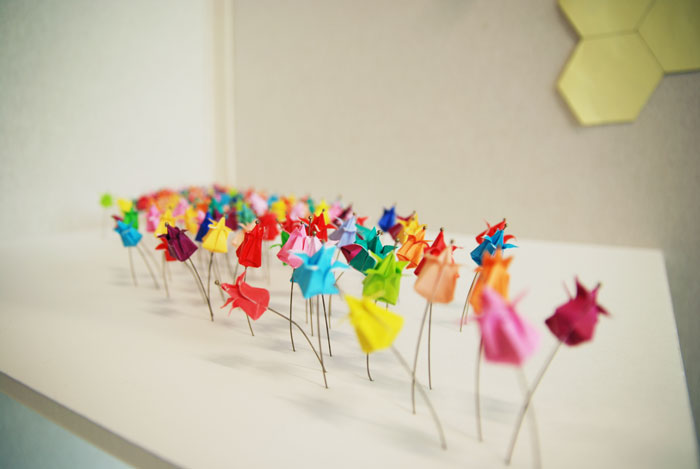 Installation origami papier 3D, champ de tulipes miniatures, papier coloré, Origami, tiges, Exposition Cité de la Mode et du Design, Paris, 2014, Laure Devenelle