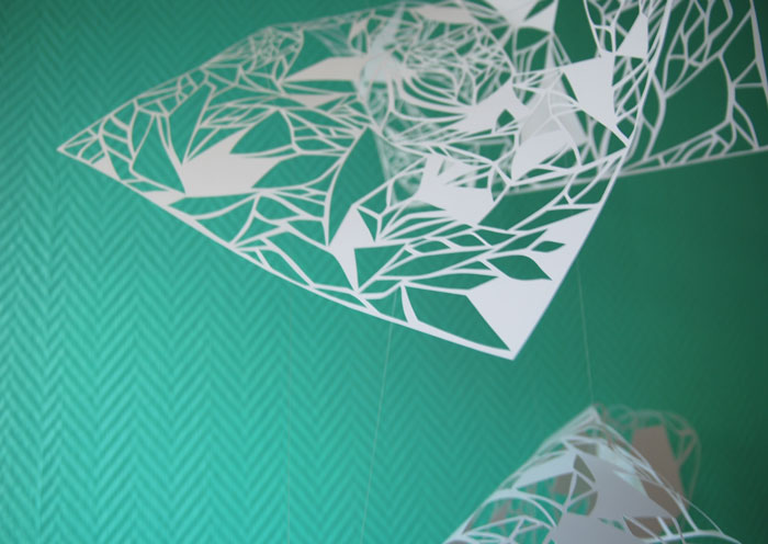 Installation suspendue, papier blanc ajouré, Kirigami, motifs géométriques, Exposition Sunset Mall de Dubaï, 2014, Laure Devenelle