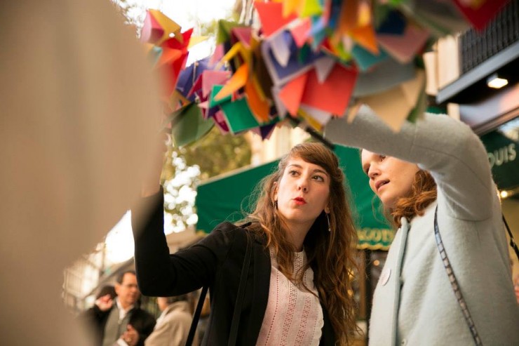 Arbre-à-voeux-, Installation participative Place Saint Germain des Prés, Commande du Parcours Saint Germain 2014, Partenaire de la FIAC, SUspension, Papier, Origami, Couleur, habillage tronc d'arbre, Souhaits, Public, Paris, Laure Devenelle, participation, public