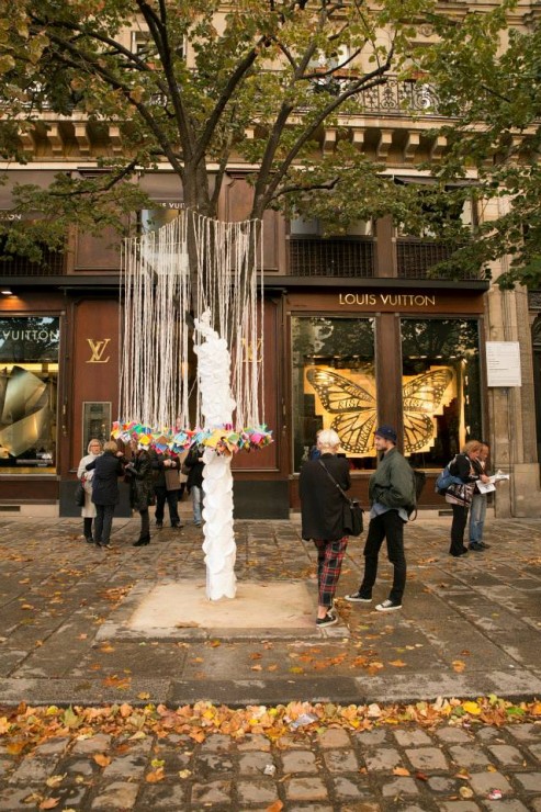 Arbre-à-voeux-, Installation participative Place Saint Germain des Prés, Commande du Parcours Saint Germain 2014, Partenaire de la FIAC, SUspension, Papier, Origami, Couleur, habillage tronc d'arbre, Souhaits, Public, Paris, Laure Devenelle, participation, public
