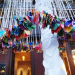 Arbre-à-voeux-, Installation Origami en papier participative, Place Saint Germain des Prés, Commande du Parcours Saint Germain 2014, Partenaire de la FIAC, SUspension, Papier, Origami, Couleur, habillage tronc d'arbre, Souhaits, Public, Paris, Laure Devenelle