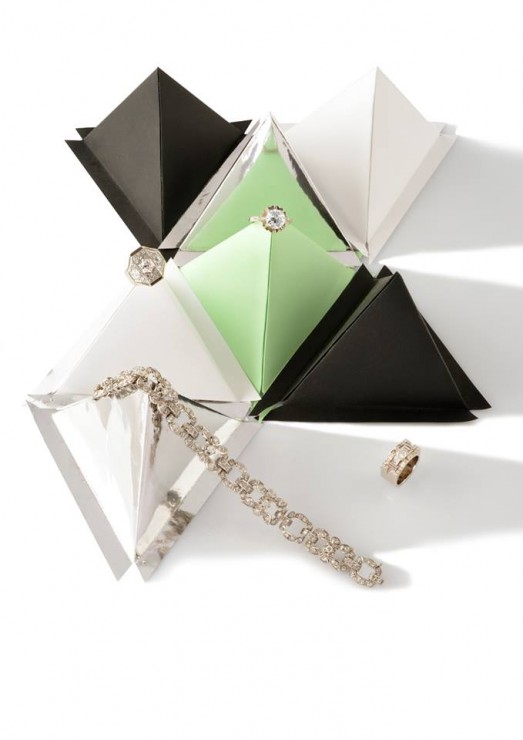 Installation Origami, triangle 3D papier, SET DESIGN PAPER POUR LE CATALOGUE D'UNE VENTE AUX ENCHÈRES DE BIJOUX CHEZ OSÉNAT: MAISON DE VENTE AUX ENCHÈRES, laure devenelle, 2015