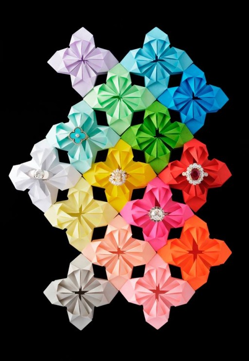 Installation Origami, fleur Origami arc en ciel 3D, papiers colorés, SET DESIGN PAPER POUR LE CATALOGUE D'UNE VENTE AUX ENCHÈRES DE BIJOUX CHEZ OSÉNAT: MAISON DE VENTE AUX ENCHÈRES, Laure Devenelle, 2015