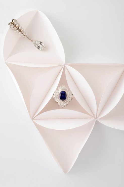 Installation Origami, triangle et cercles papier pliés et cousus, SET DESIGN PAPER POUR LE CATALOGUE D'UNE VENTE AUX ENCHÈRES DE BIJOUX CHEZ OSÉNAT: MAISON DE VENTE AUX ENCHÈRES, laure devenelle, 2015