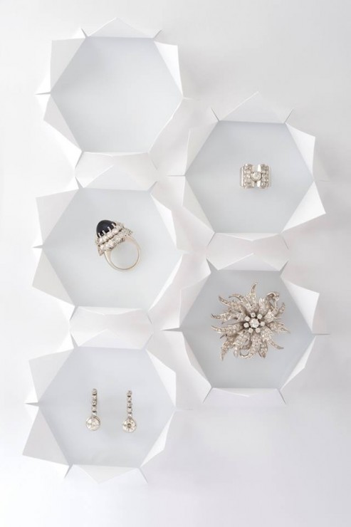Installation Origami, Hexagones 3D papier ouverts, SET DESIGN PAPER POUR LE CATALOGUE D'UNE VENTE AUX ENCHÈRES DE BIJOUX CHEZ OSÉNAT: MAISON DE VENTE AUX ENCHÈRES, Laure Devenelle, 2015