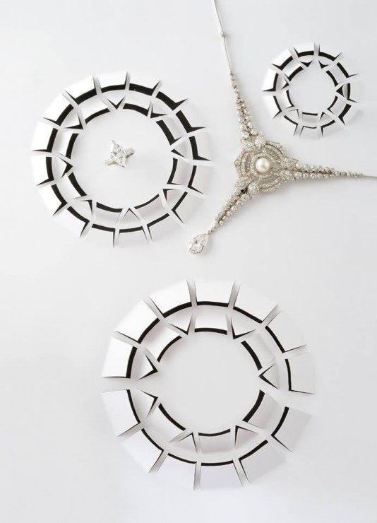 Installation Kirigami, vue du dessus diamants papiers ajourés, SET DESIGN PAPER POUR LE CATALOGUE D'UNE VENTE AUX ENCHÈRES DE BIJOUX CHEZ OSÉNAT: MAISON DE VENTE AUX ENCHÈRES, Laure Devenelle, 2015