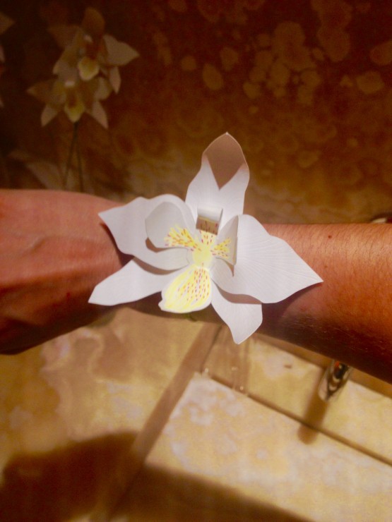 Bracelet Orchidée en papier, INSTALLATION / PERFORMANCE fleur en PAPIER 10EME ANNIVERSAIRE ORCHIDÉE IMPÉRIALE A LA MAISON GUERLAIN, 68 AVENUE DES CHAMPS ÉLYSÉES PRODUCTION DE 150 ORCHIDÉES EN PAPIER DÉCOUPÉ ET 11 BROCHES ORCHIDÉE OR, DÉCOUPAGE, RAINAGE, COURBE, ASSEMBLAGE COLLE, TIGE, LAURE DEVENELLE, 2015