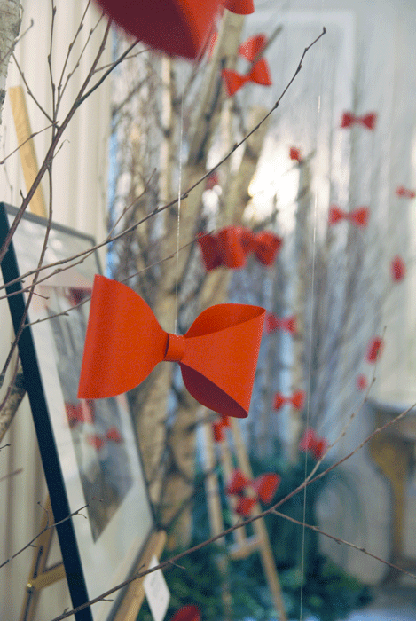 Dandy's Night, Noeuds, Papillon, Red, Végétal, Vue côté, Zoom, Focalisation, Evénementiel, Kirigami, Papier, Art, Plaza Athénée, Exposition, Laure Devenelle, 2016
