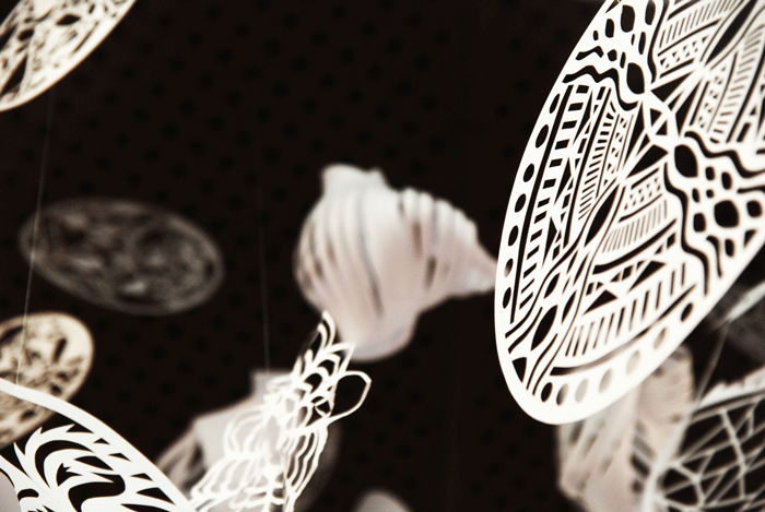 Suspension Mandala, Kirigami, Papier, Zoom, Ajouré, Motifs, Léger, Centre du Graphisme, Exposition Made In Japan, Oeuvre collective, Paris-Ateliers, Echirolles, Laure Devenelle, 2016