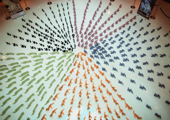 Installation monumentale, Scénographie, Performance, Commande de 700 animaux en Origami au profit de WWF au Centre commercial Beaugrenelle, Paris 15e, Papiers recyclés colorés, pliage Origami, Pandas, Léopards, éléphants,  gorilles, rhinocéros, Cercle, Rayon, Laure Devenelle