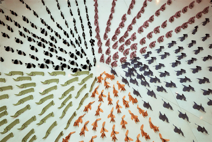 Installation monumentale, scénographie/performance, commande de 700 animaux en Origami au profit de WWF au Centre commercial Beaugrenelle, Paris 15e, Papiers recyclés colorés, pliage Origami, Pandas, Léopards, éléphants,  gorilles, rhinocéros, Cercle, Rayon, Laure Devenelle