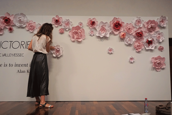 SCÉNOGRAPHIE, Paper ART, Fleur assemblés, MUR PIVOINES PAPER FOR COSMETIC VICTORIES, AUDITORIUM D'LVMH, PARIS, 2017