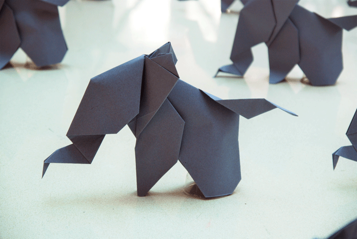 Installation monumentale, Zoom Eléphants, commande de 700 animaux en Origami au profit de WWF au Centre commercial Beaugrenelle, Paris 15e, Papiers recyclés colorés, pliage Origami, Cercle, Rayon, Laure Devenelle