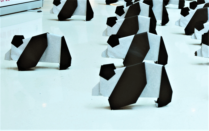Installation monumentale, Pandas, effigie de WWF, commande de 700 animaux en Origami au profit de WWF au Centre commercial Beaugrenelle, Paris 15e, Papiers recyclés colorés, pliage Origami, Cercle, Rayon, Laure Devenelle