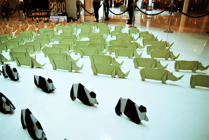Installation monumentale, Raz de marée de Rhinocéros et Pandas, commande de 700 animaux en Origami au profit de WWF au Centre commercial Beaugrenelle, Paris 15e, Papiers recyclés colorés, pliage Origami, Cercle, Rayon, Laure Devenelle
