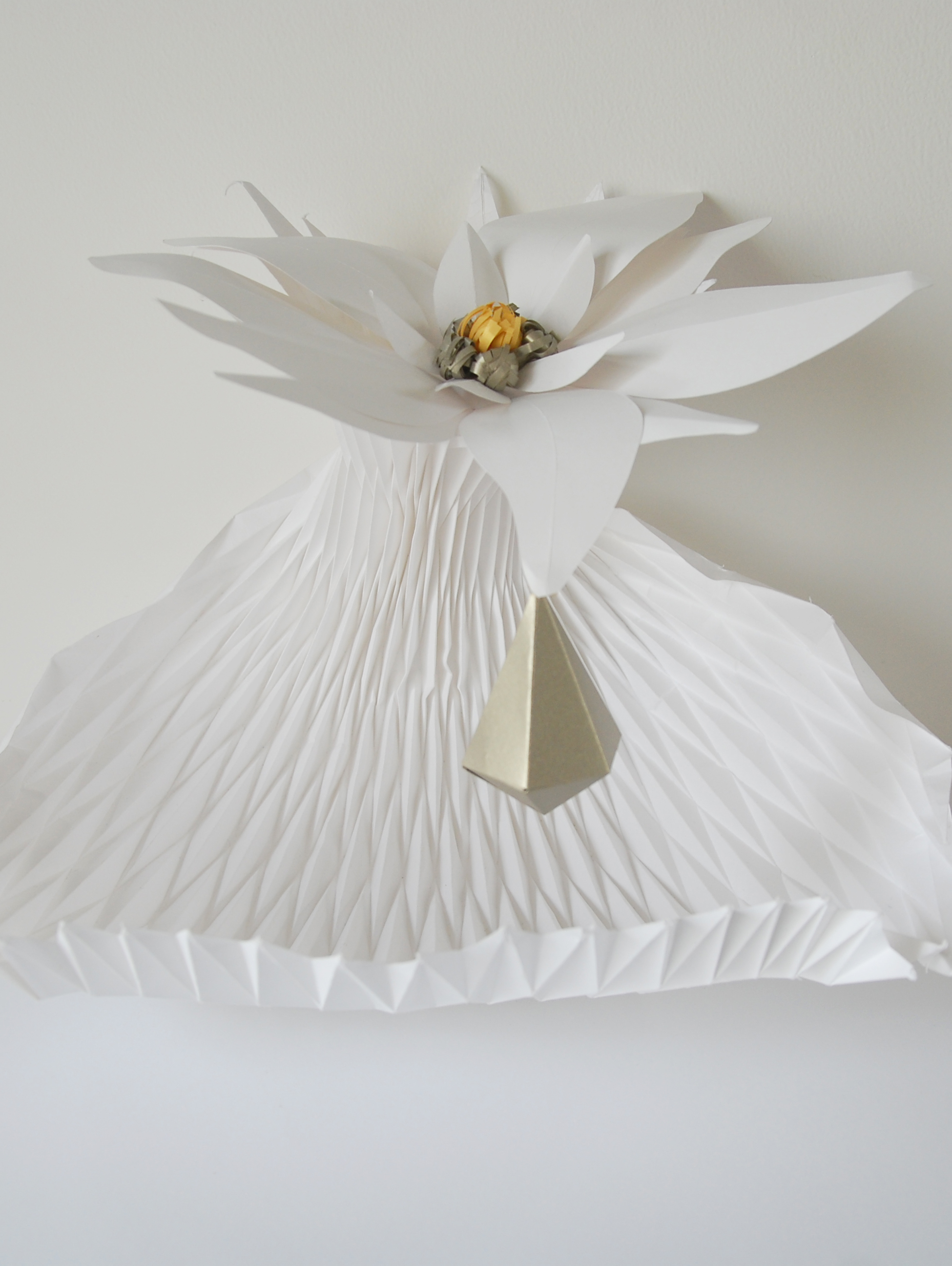 Sculpture papier, edelweiss flower paper art, diamond, jeu de plissé, goutte,  technique origami et volume 3D, étude pour Helena Rubinstein, Laure Devenelle