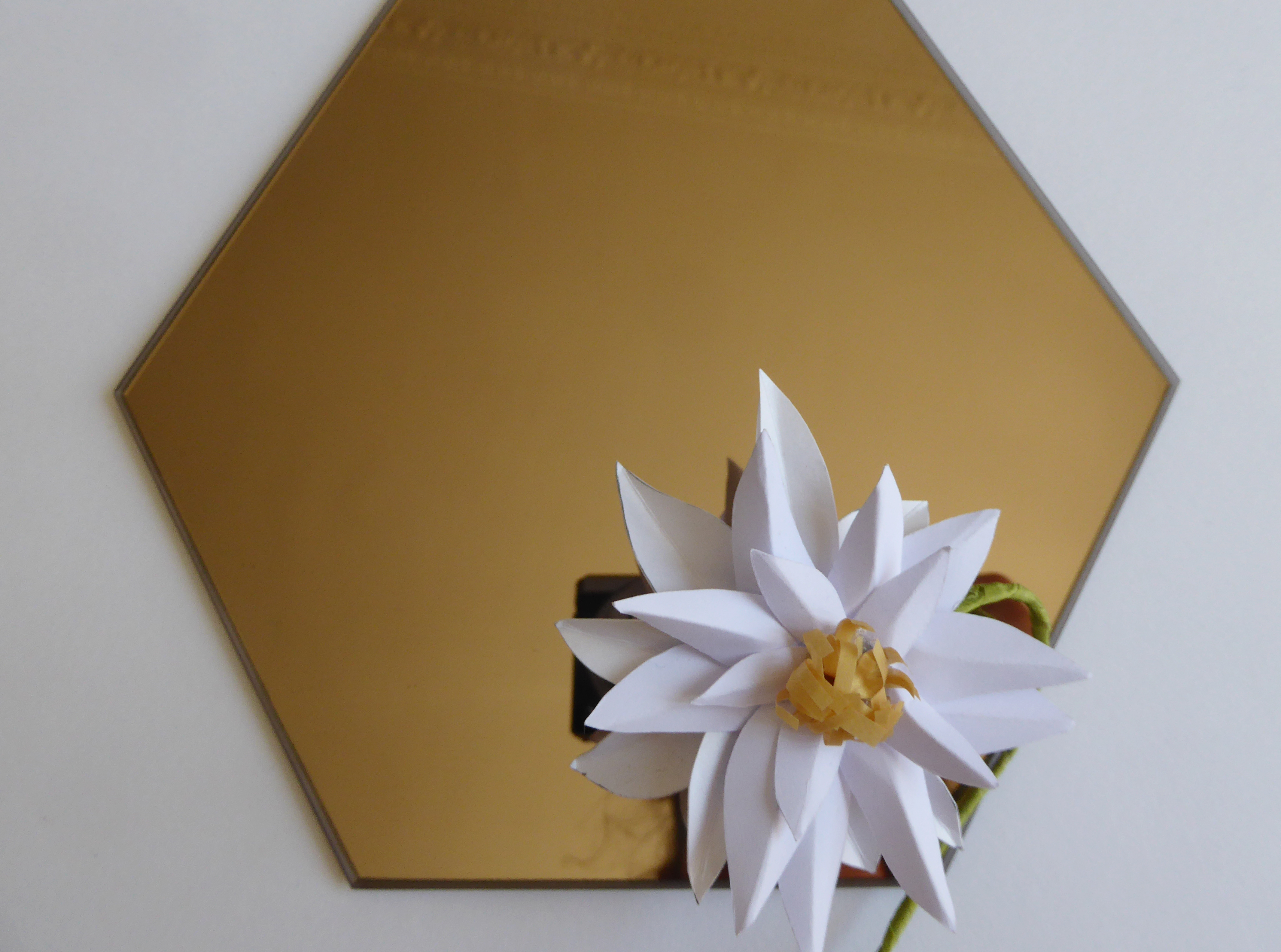 Sculpture papier, edelweiss flower paper art, miroir, technique origami et volume 3D, étude pour Helena Rubinstein, Laure Devenelle