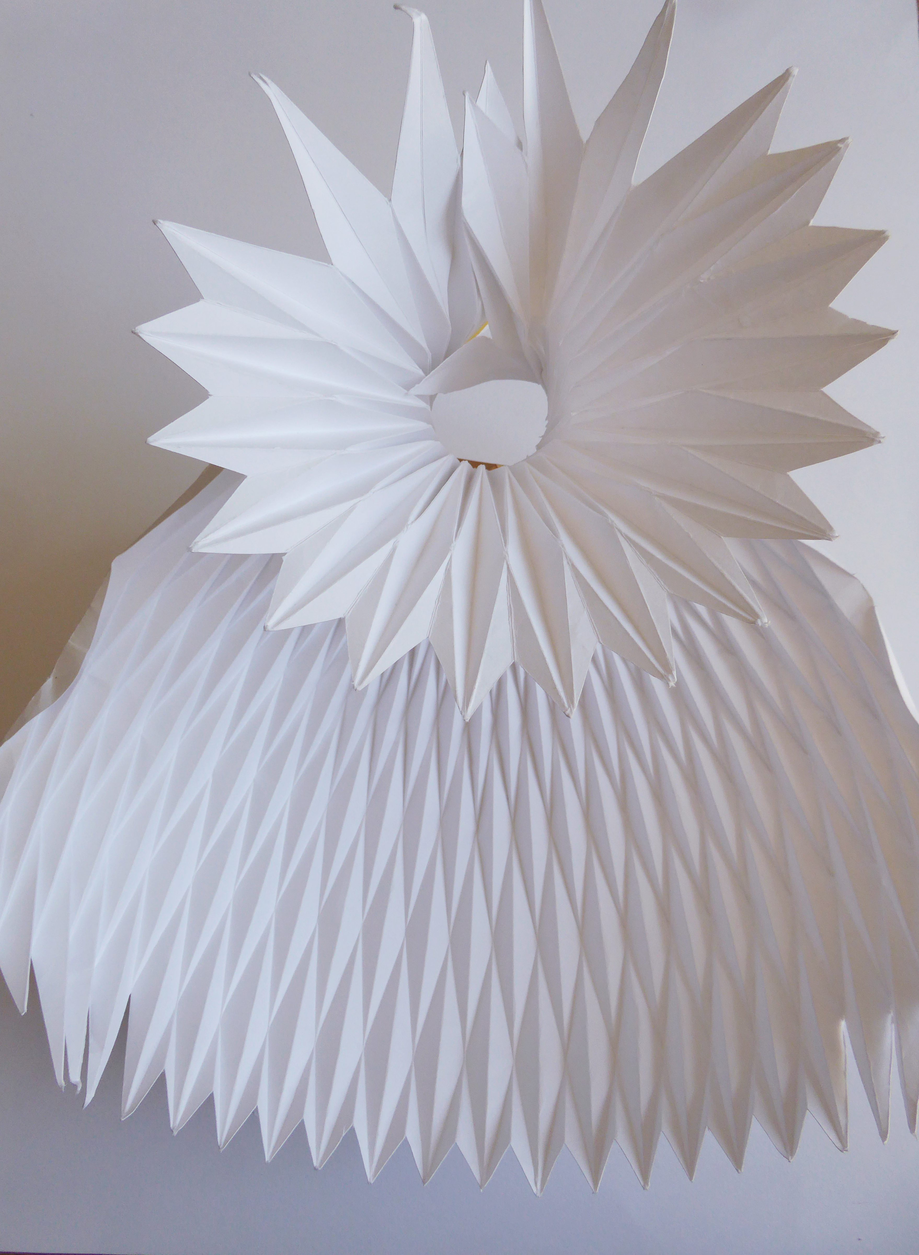 Sculpture papier, surface paper art, diamond, jeu de plissé, technique origami et volume 3D, étude pour Helena Rubinstein, Laure Devenelle