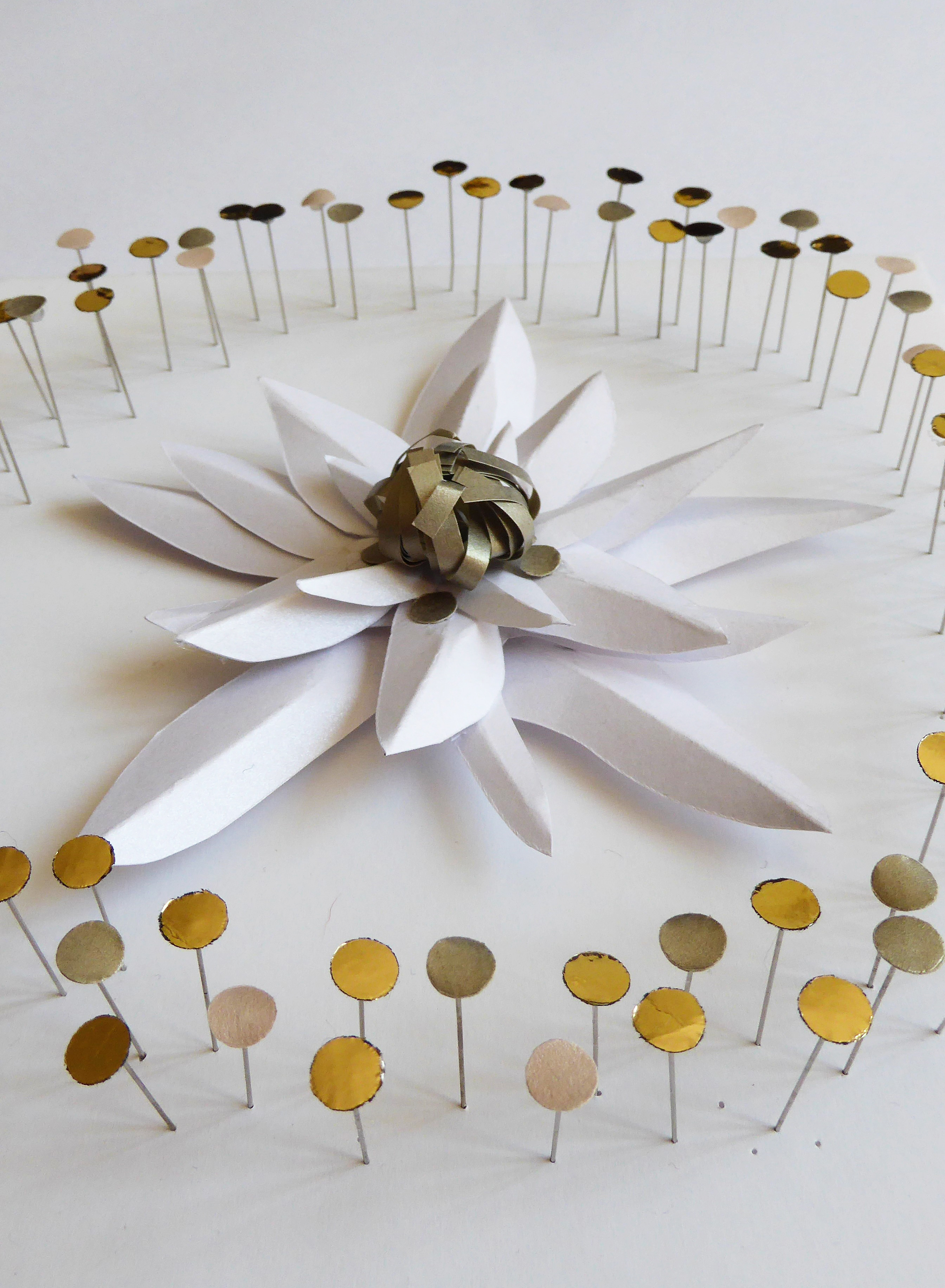 Sculpture papier, edelweiss flower paper art, bulle pétillante, technique origami et volume 3D, étude pour Helena Rubinstein, Laure Devenelle