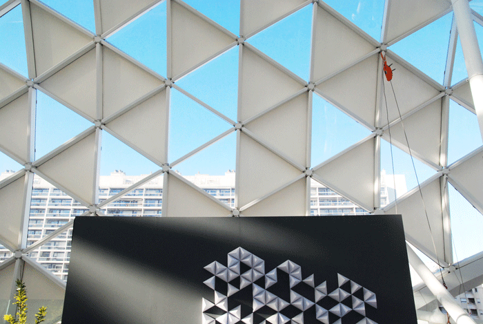 A ciel ouvert, montage, installation murale, Paper art, triangles, paysage papier, 3D volume, origami, prado, Marseille, 2019, Laure Devenelle