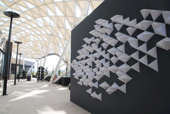 Installation murale, Paper art, biais gauche, triangles, paysage papier, 3D volume, origami, prado, Marseille, 2019, Laure Devenelle
