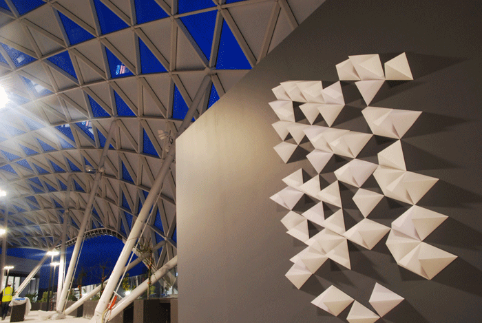 Montage chantier, installation murale, Paper art, triangles, paysage papier, 3D volume, origami, prado, Marseille, 2019, Laure Devenelle
