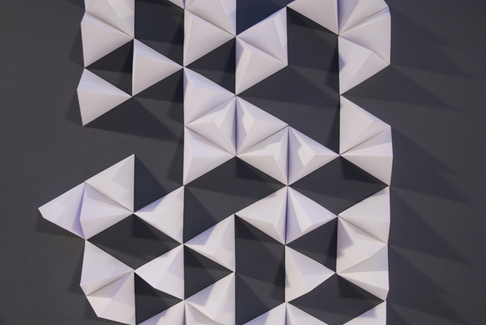 Montage, zoom, installation murale, Paper art, triangles, paysage papier, 3D volume, origami, prado, Marseille, 2019, Laure Devenelle