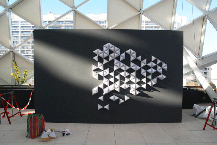 Montage chantier, installation murale, Paper art, triangles, paysage papier, 3D volume, origami, prado, Marseille, 2019, Laure Devenelle