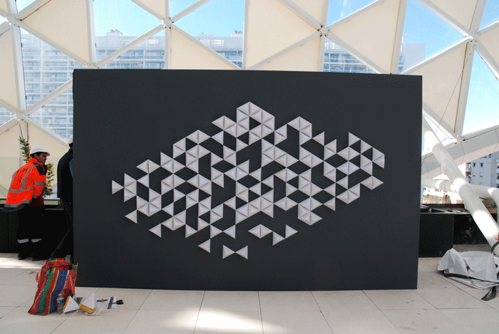 Montage, installation murale, Paper art, triangles, paysage papier, 3D volume, origami, prado, Marseille, 2019, Laure Devenelle
