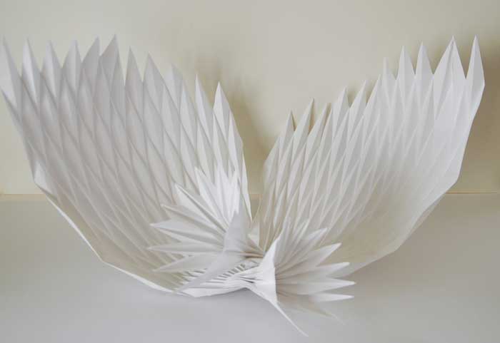 Sculpture W Paper art, ailes plissée, pliage origami blanc, 2018 Laure Devenelle