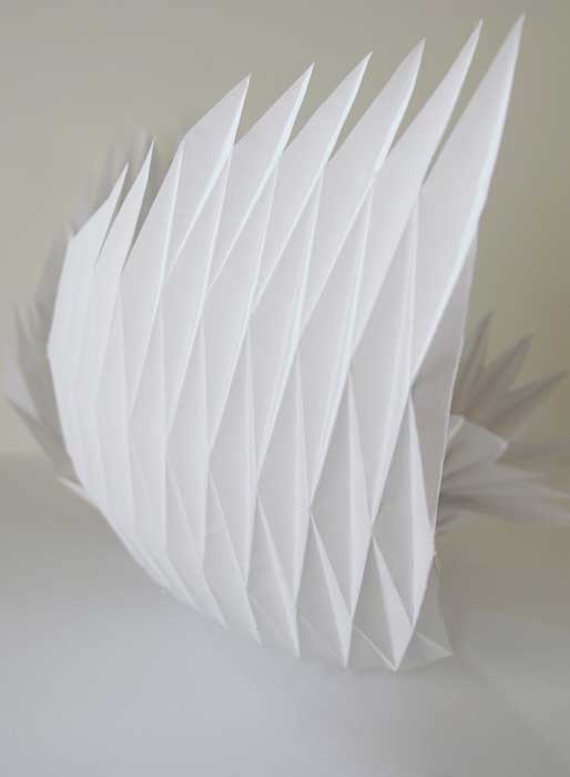Sculpture W Paper art, ailes plissée, zoom 4, pliage origami blanc, 2018 Laure Devenelle