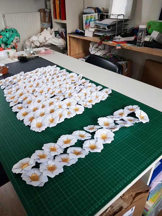 Fleur soleil, 250 sculptures papier, commande pour un lancement de parfum pour Azzaro, 2018, Laure Devenelle