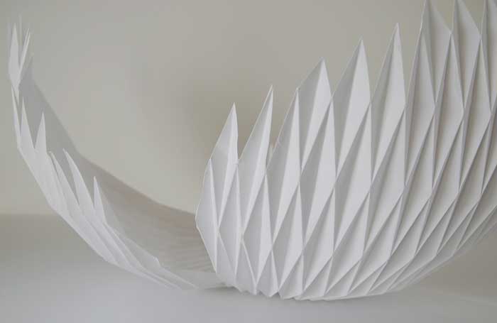 Sculpture W Paper art, zoom 1, ailes plissée, pliage origami blanc, 2018 Laure Devenelle