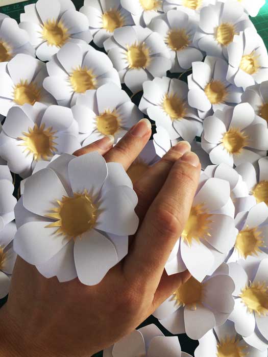 Fleur soleil, accumulation paper art, commande pour un lancement de parfum pour Azzaro, 2018, Laure Devenelle