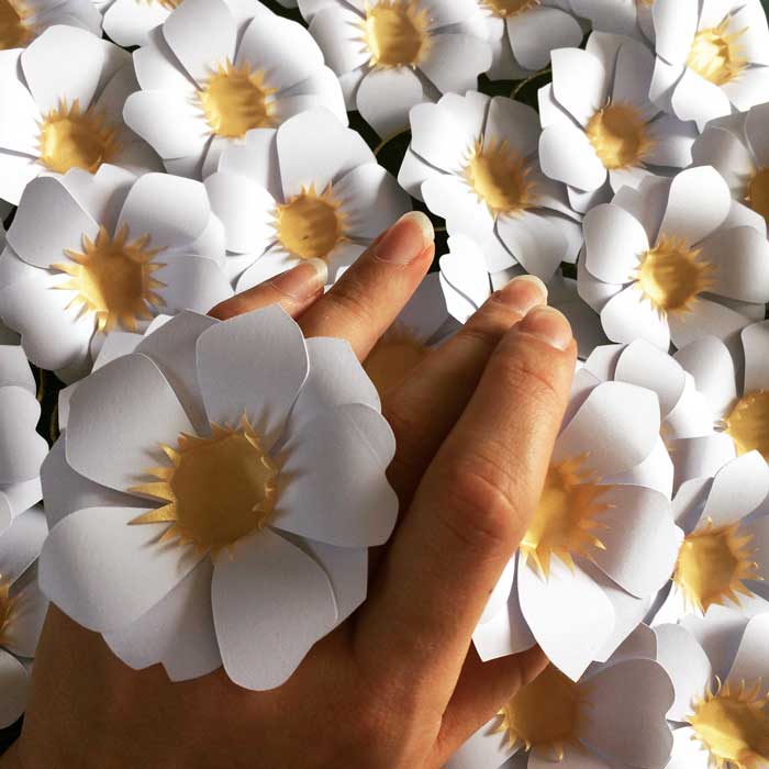 Fleur soleil, paper 3D, commande pour un lancement de parfum pour Azzaro, 2018, Laure Devenelle