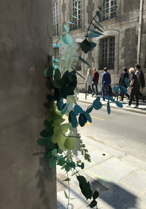Scénographie de papier, sculpture, photo Ma Petite Vitrine, les Raffineurs, Bouquet Eucalyptus paper, paper plant, papier, green, feuilles, kirigami, Laure Devenelle