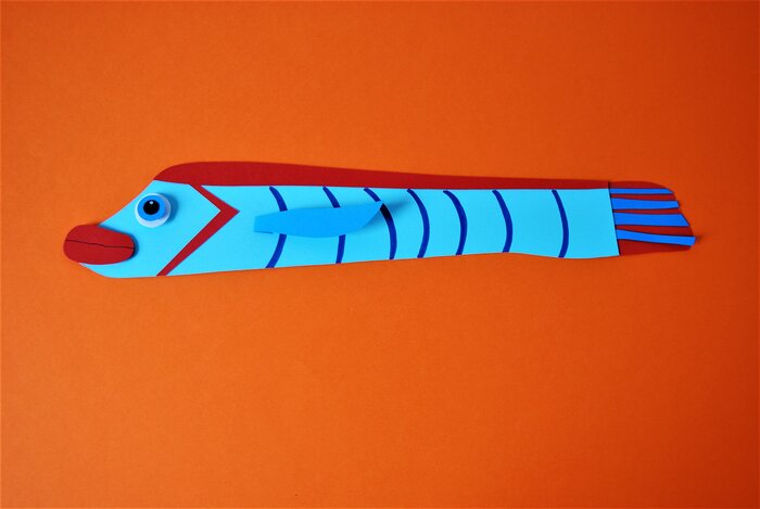 poissons-long-murene-fish-paper-art-scenographie-de-vitrine-pour-Muriel-gants-Paris-Laure-Devenelle