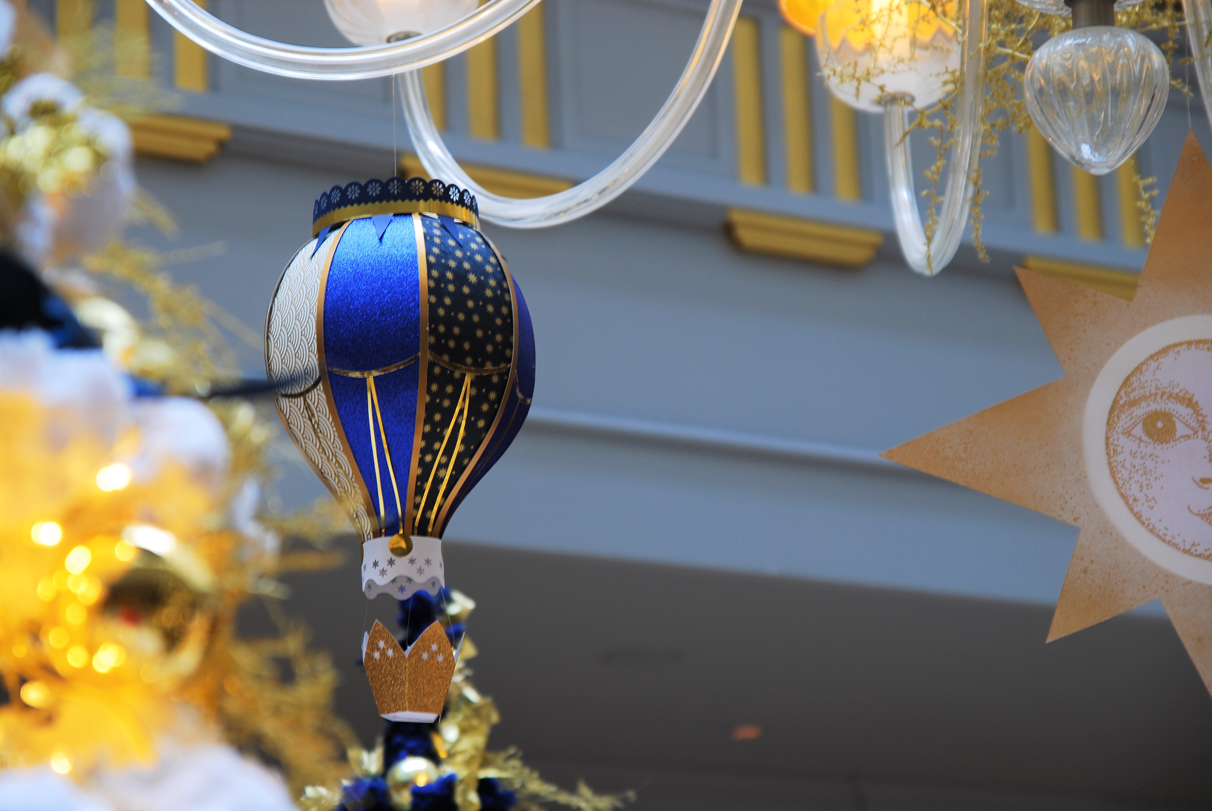 balloon-montgolfiere-paper-art-creation-pour-hotel-sofitel-paris-le-faubourg-noel-2018-Laure-Devenelle