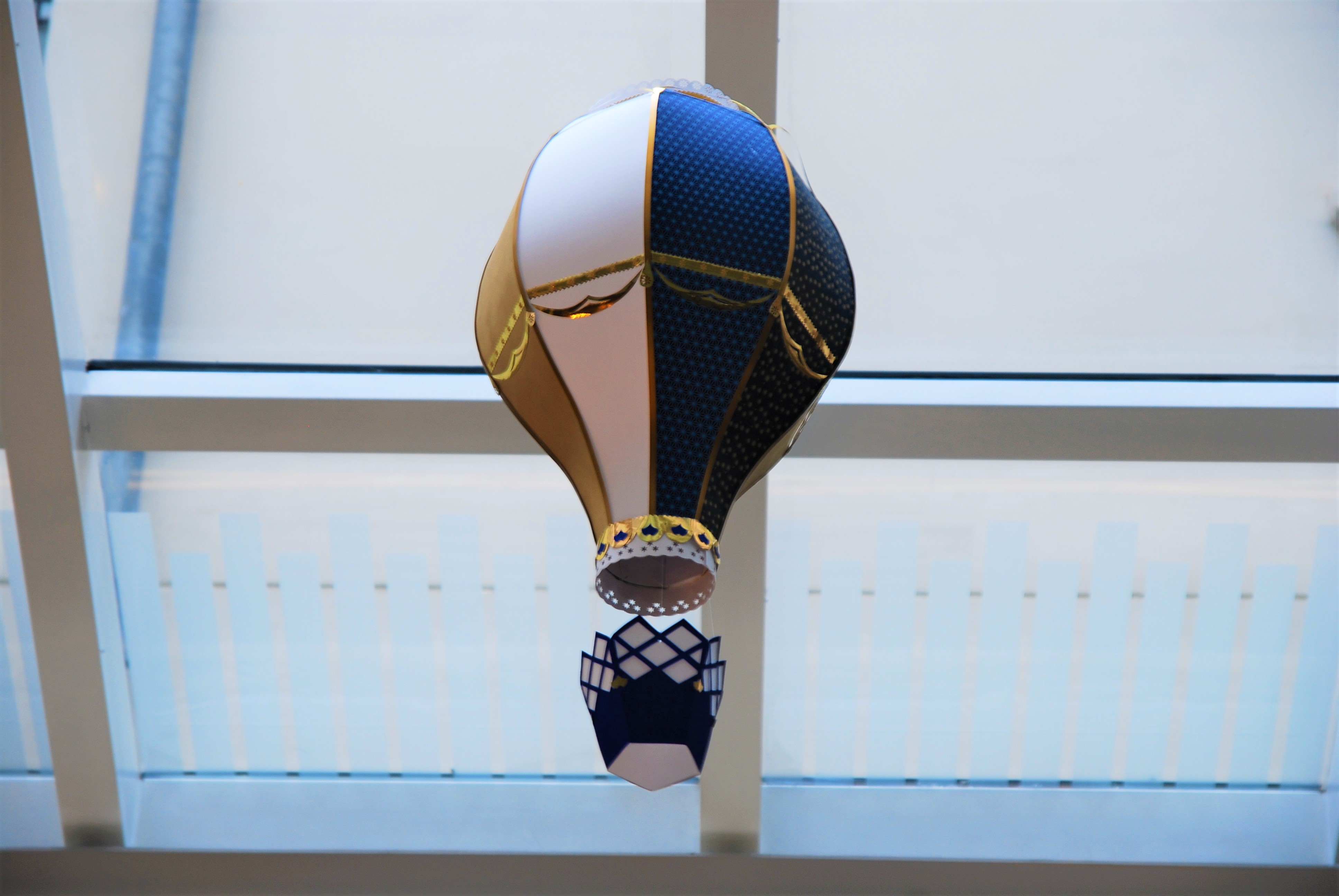 montgolfiere-paper-art-creation-pour-hotel-sofitel-paris-le-faubourg-noel-2018-Laure-Devenelle