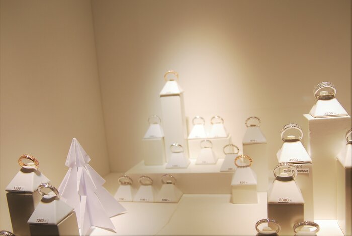 sapin-sculpture-vitrines-paper-art-origami-superposition-de-papier-bijouterie-lamy-annecy-laure-devenelle