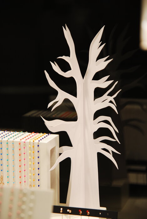 arbuste-scenographie-de-vitrines-paper-art-kirigami-superposition-de-papier-bijouterie-lamy-annecy-laure-devenelle