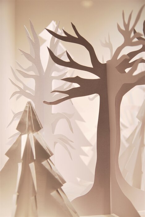 foret-de-sapin-zoom-scenographie-de-vitrines-paper-art-kirigami-superposition-de-papier-bijouterie-lamy-annecy-laure-devenelle