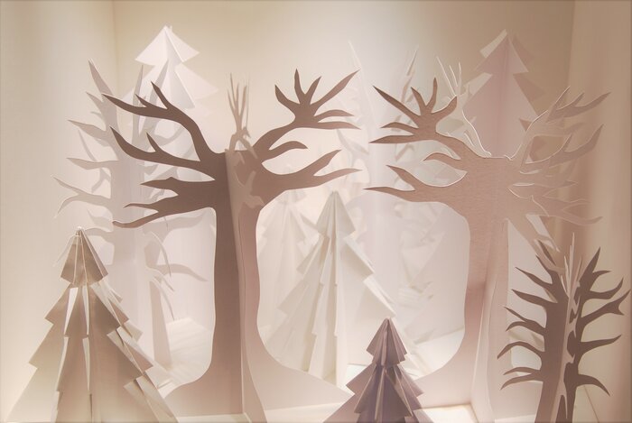 foret-de-sapin-fantasmagorique-scenographie-de-vitrines-paper-art-kirigami-bijouterie-lamy-annecy-laure-devenelle