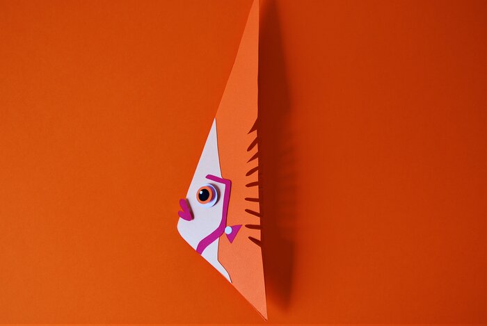 poissons-triangle-orange-fish-paper-art-scenographie-de-vitrine-pour-Muriel-gants-Paris-Laure-Devenelle