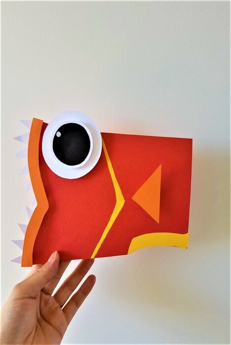 poissons-piranhas-fish-paper-art-scenographie-de-vitrine-pour-Muriel-gants-Paris-Laure-Devenelle
