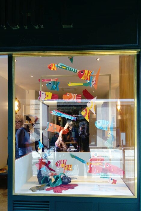 windows-display-poissons-fish-paper-art-scenographie-de-vitrine-pour-Muriel-gants-Paris-Laure-Devenelle