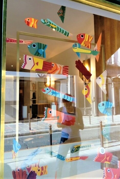 windows-display-zoom-poissons-fish-paper-art-scenographie-de-vitrine-pour-Muriel-gants-Paris-Laure-Devenelle